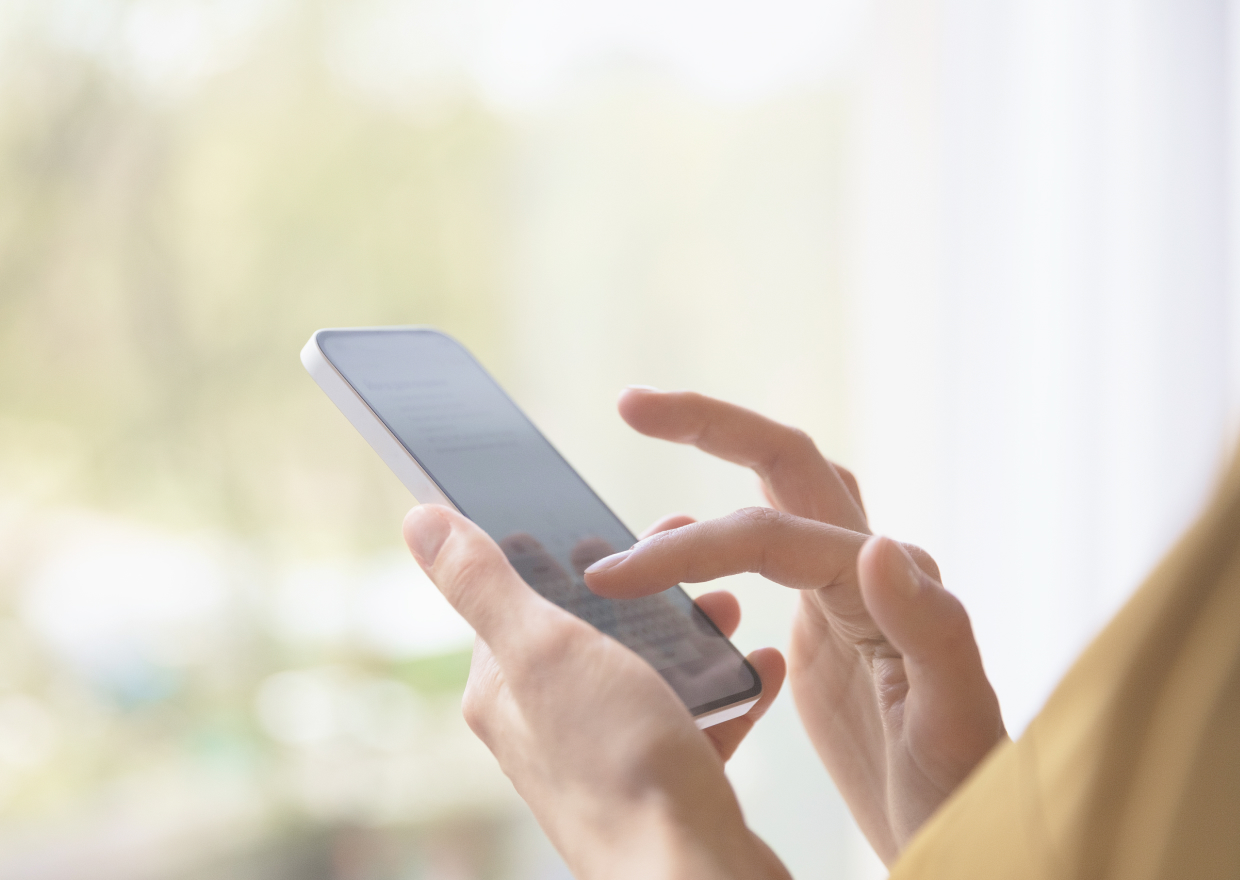 スマホを操作する人